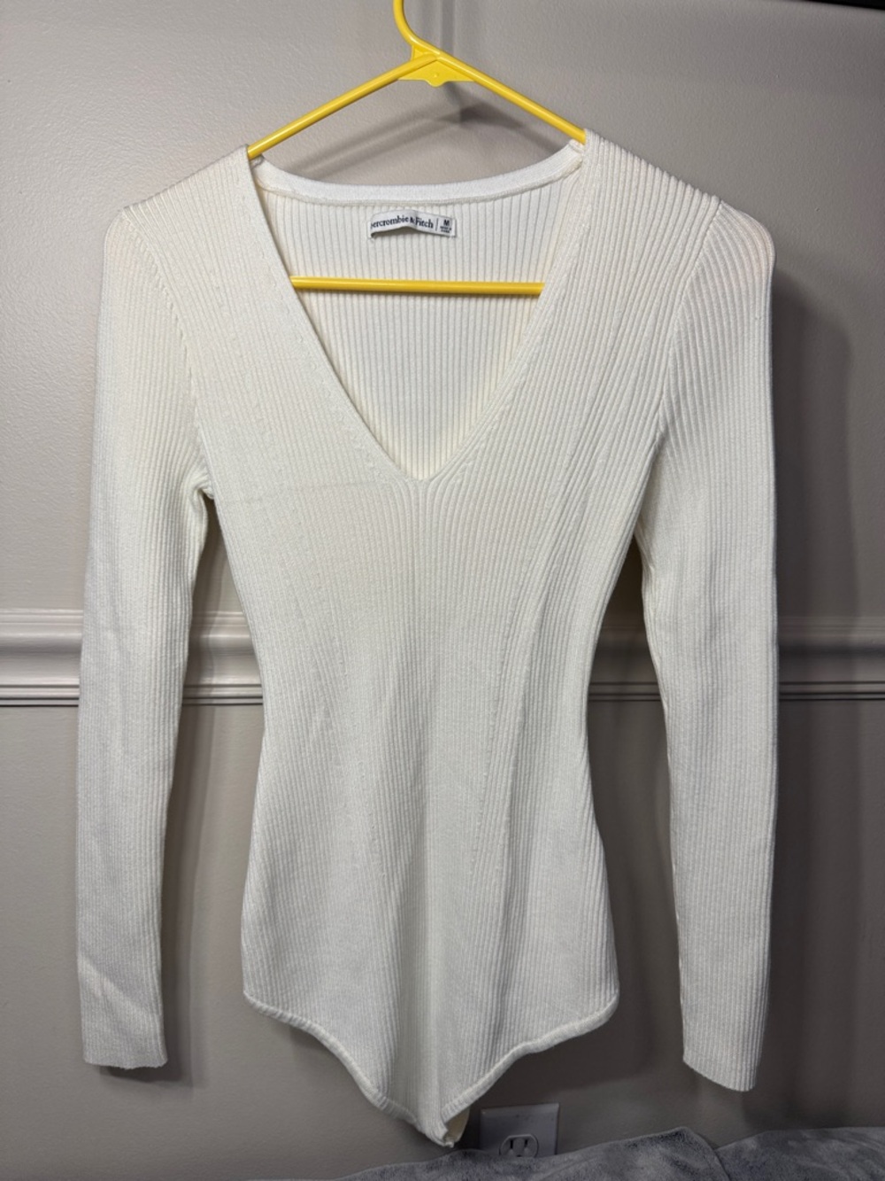 Abercrombie & Fitch V-Neck Sweater Knit Ribbed Cream Bodysuit - Size M -  NWOT